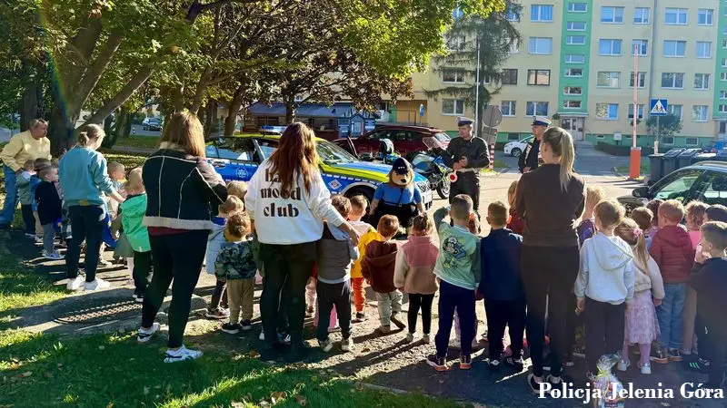 Jeleniogórscy policjanci edukują dzieci na temat bezpieczeństwa w ruchu drogowym