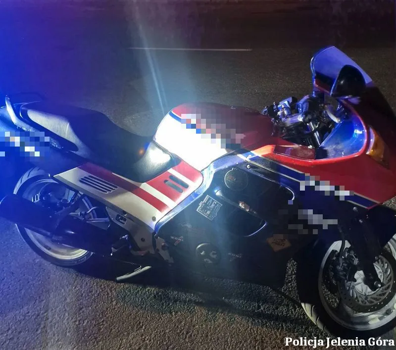 Motocyklista bez uprawnień i tablic rejestracyjnych zatrzymany przez policję w Jeleniej Górze