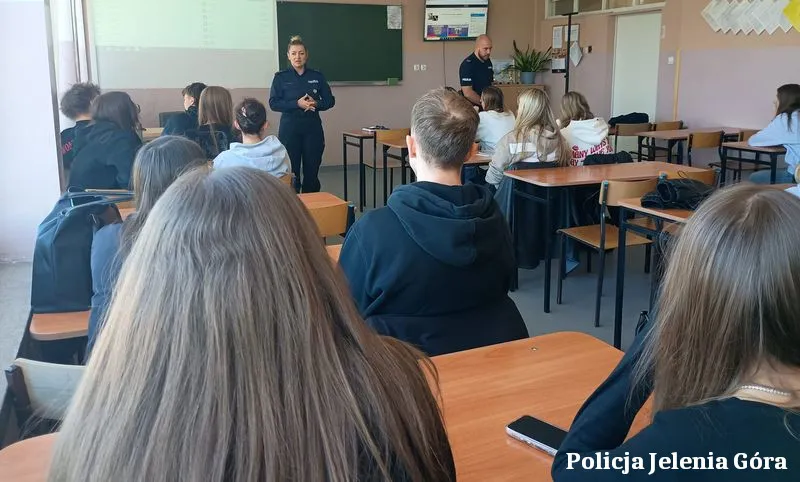 Spotkanie policjantów z maturzystami w Jeleniej Górze