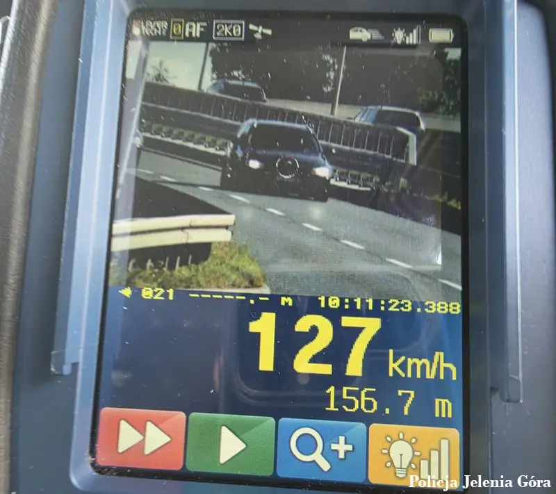 Ukarać mandatem za 127 km/h w terenie zabudowanym. 20-latek musiał wrócić bez prawa jazdy