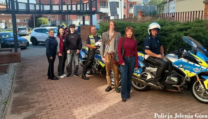 Spotkanie policjantów z studentami - bezpieczeństwo na drodze i w Internecie