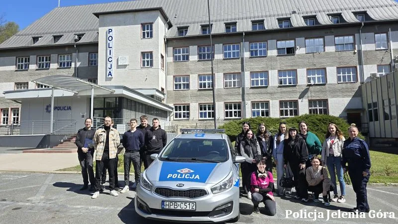 Studenci Karkonoskiej Akademii Nauk Stosowanych w Komendzie Miejskiej Policji w Jeleniej Górze – o bezpieczeństwie i służbie