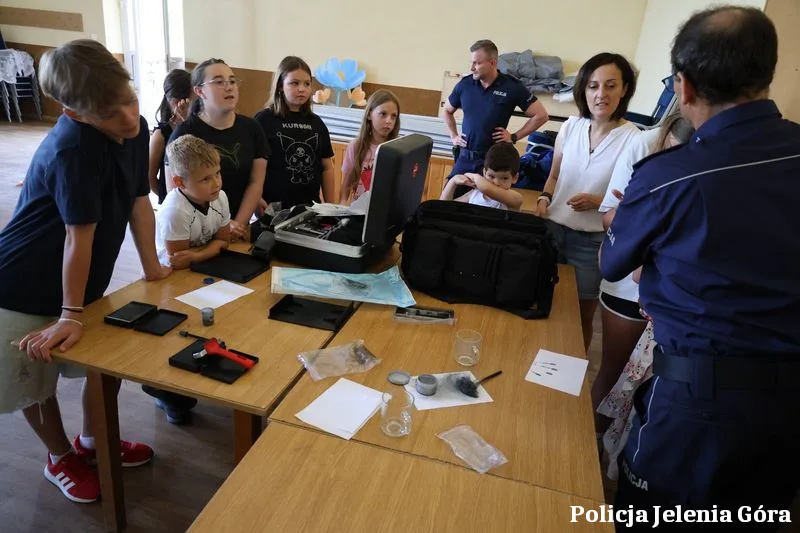 Bezpieczne Wakacje 2026: Jeleniogórscy policjanci edukują dzieci na temat bezpieczeństwa