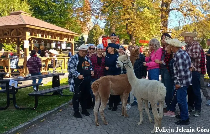 Policjanci z wizytą w Domu Pomocy Społecznej w Janowicach z okazji Dnia Chłopaka