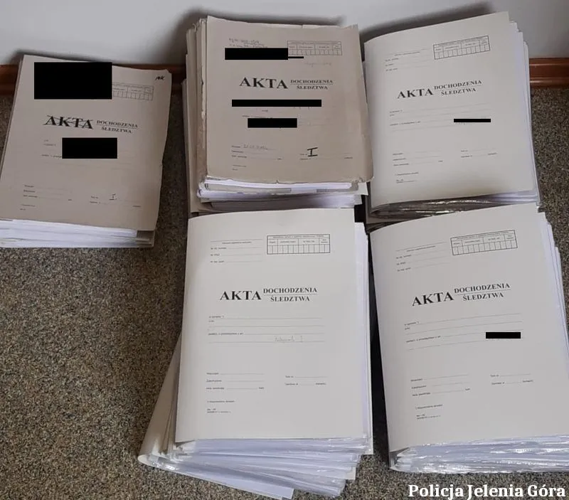 Jeleniogórscy policjanci rozbili grupę oszustów – postawiono im 10 zarzutów