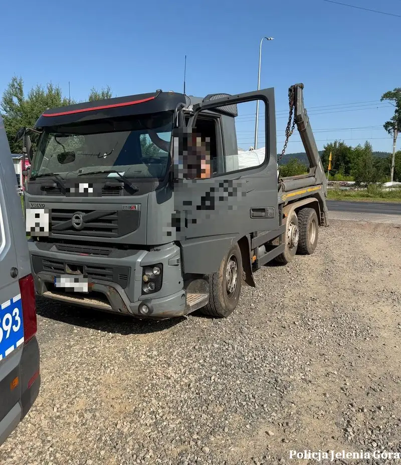 Policja wyeliminowała niesprawną ciężarówkę z ruchu