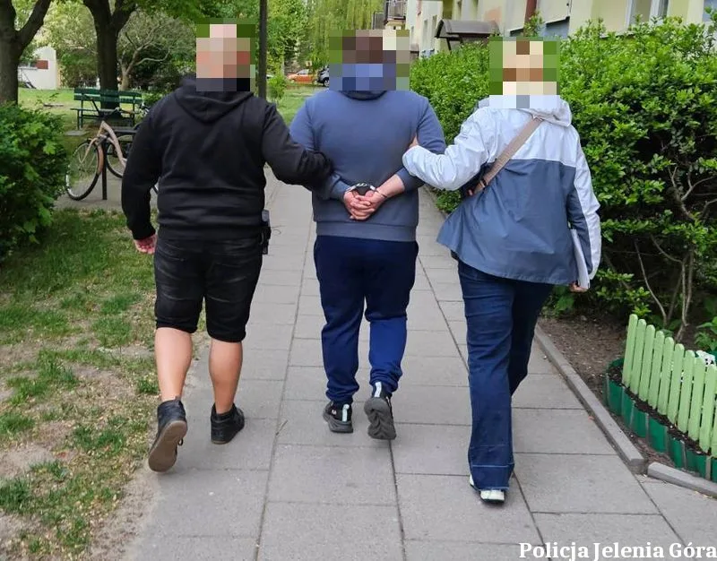 Zatrzymania w Jeleniej Górze – sześć osób poszukiwanych, w tym dwóch mężczyzn z listami gończymi