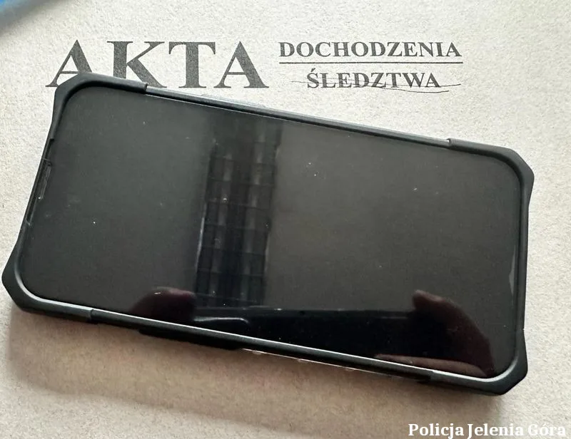 Zatrzymanie 22-latki podejrzanej o kradzież z konta bankowego i wypłaty z bankomatu
