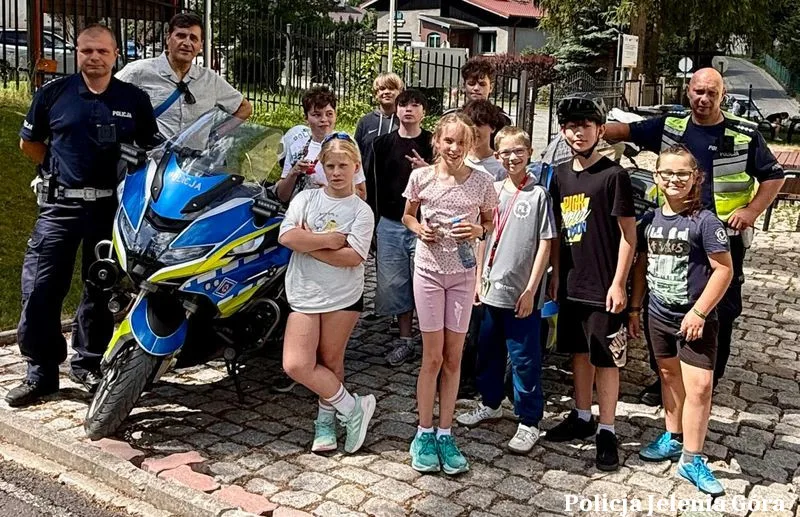 Uczniowie z Jeleniej Góry zdobyli kartę rowerową oraz wiedzę o bezpieczeństwie na wakacjach