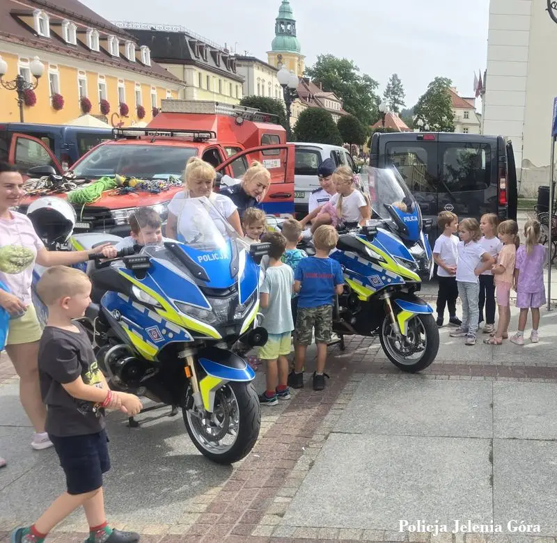 Policjanci w Jeleniej Górze edukują dzieci o bezpieczeństwie przed nowym rokiem szkolnym