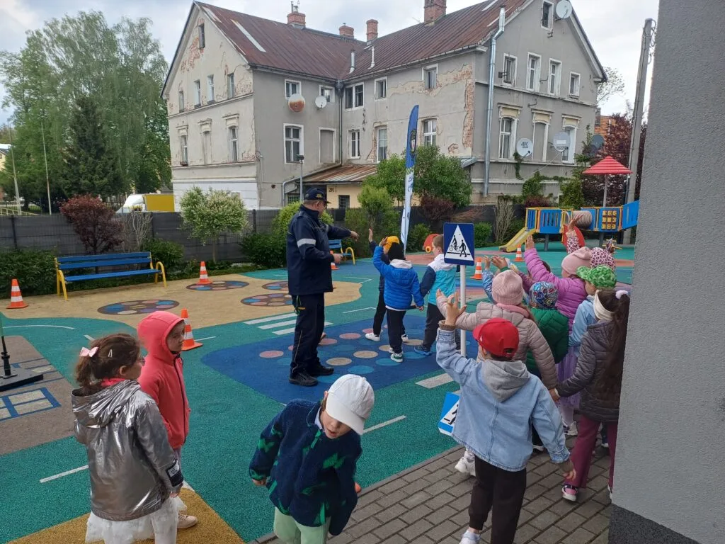 Spotkanie strażników miejskich z przedszkolakami w „Zaczarowanym Parasolu”