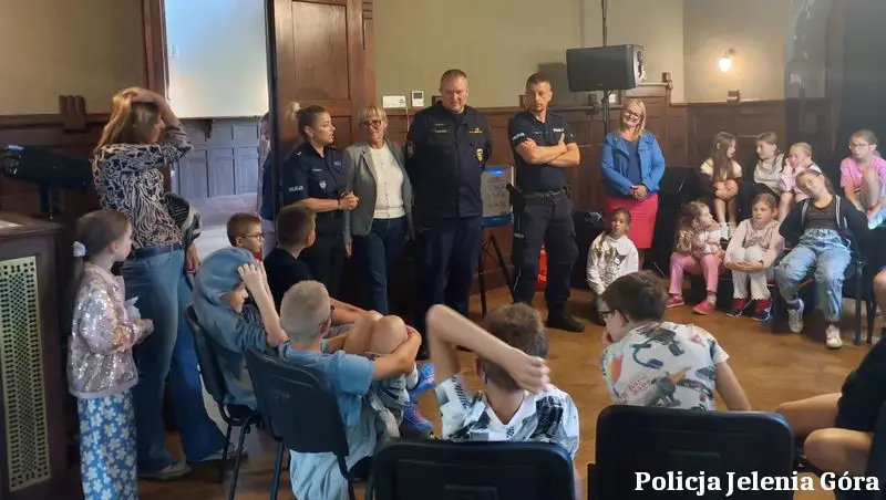Jeleniogórscy policjanci promują bezpieczeństwo podczas wakacji na półkoloniach