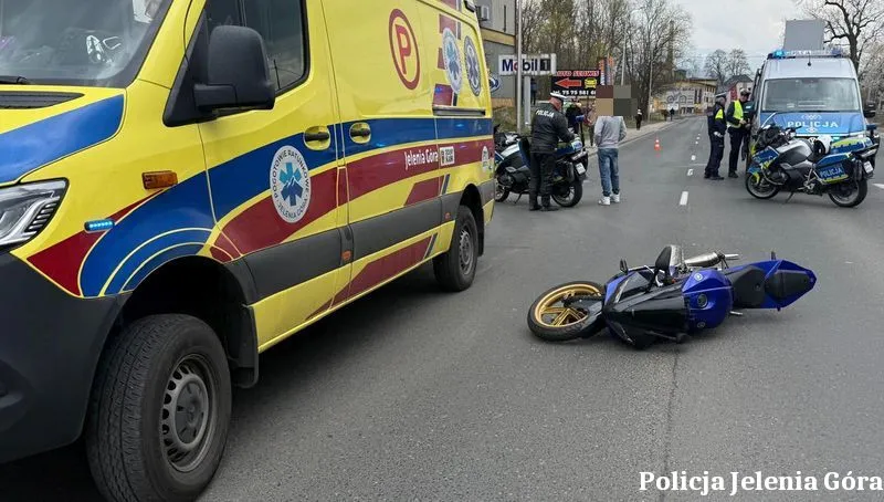 Wypadek motocyklistki w Jeleniej Górze – apel o ostrożność na drogach