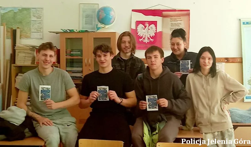 Spotkanie policjantów z maturzystami w Kowarach – profilaktyka i promocja Policji
