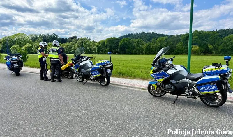 Jeleniogórscy policjanci kontrolują motocyklistów w sezonie letnim
