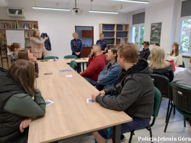 Promocja służby w Policji przez jeleniogórskie policjantki w Powiatowym Urzędzie Pracy