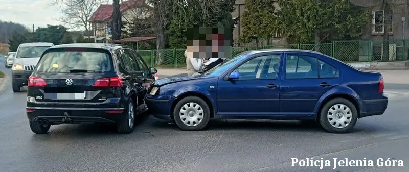 Apel policji o ostrożność na drogach – seria wypadków w regionie jeleniogórskim