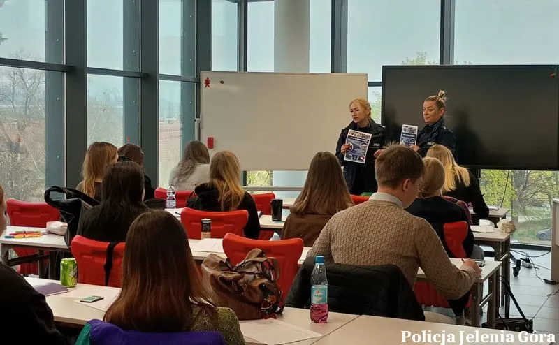 Jeleniogórskie policjantki spotykają się z młodzieżą TEB Edukacja, promując służbę w Policji