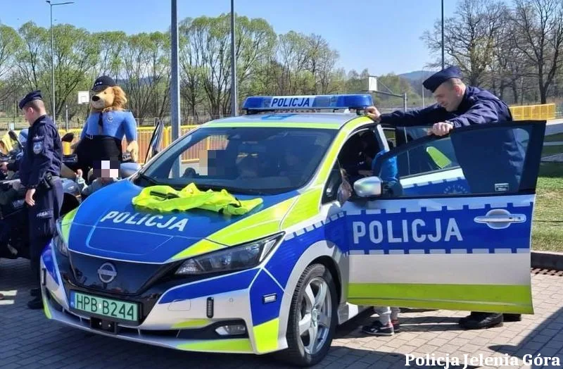 Policjanci wspierają integrację i edukację dzieci podczas „Niebieskich Igrzysk” w Podgórzynie