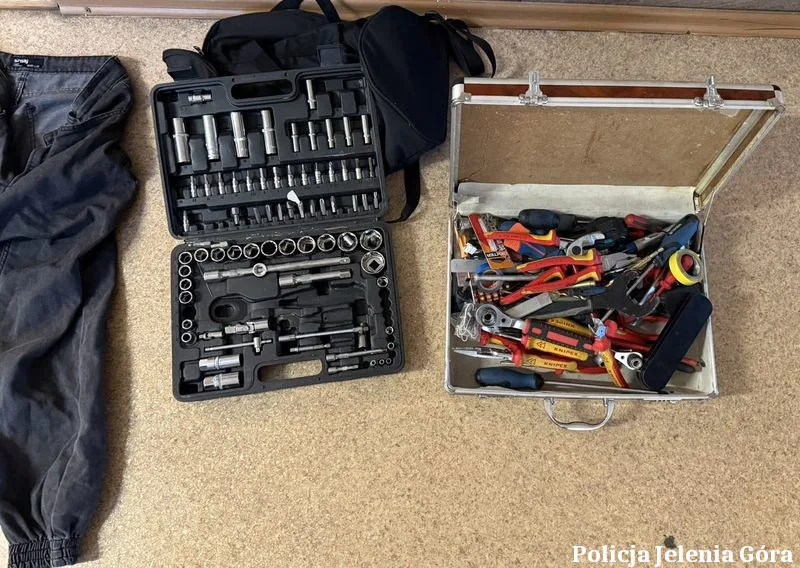 Policja zatrzymała dwóch recydywistów odpowiedzialnych za włamania do pojazdów