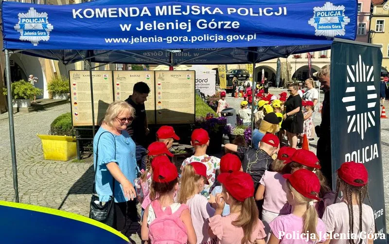 Inauguracja Wakacji na Placu Ratuszowym w Jeleniej Górze z udziałem służb mundurowych
