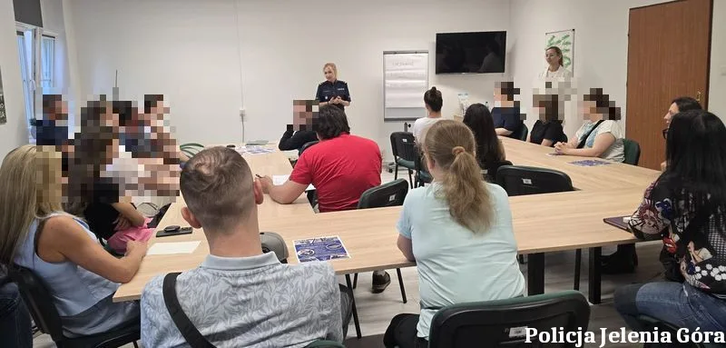 Promocja służby w Policji przez jeleniogórską policjantkę w Powiatowym Urzędzie Pracy