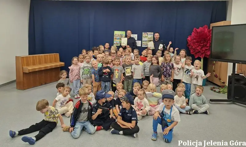 Dzielnicowi z Szklarskiej Poręby obchodzili Święto Policji w przedszkolu