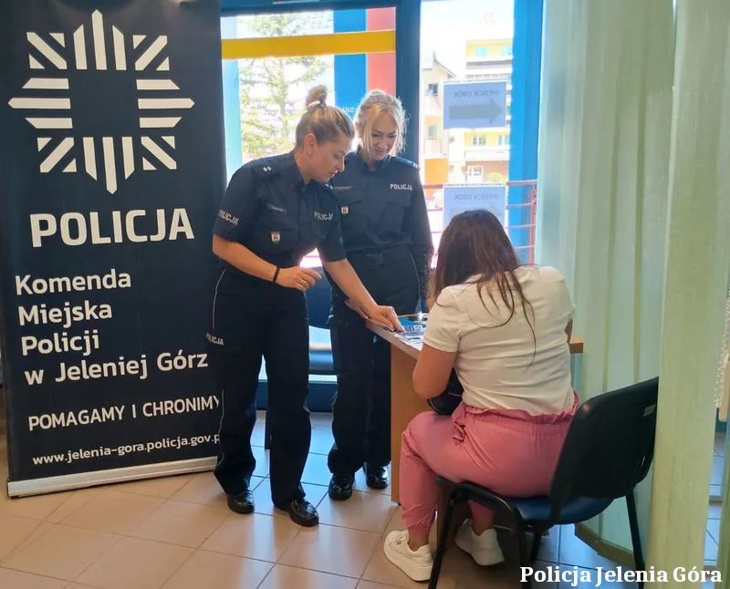 Edukacja seniorów przez jeleniogórskie policjantki podczas spotkania w ZUS