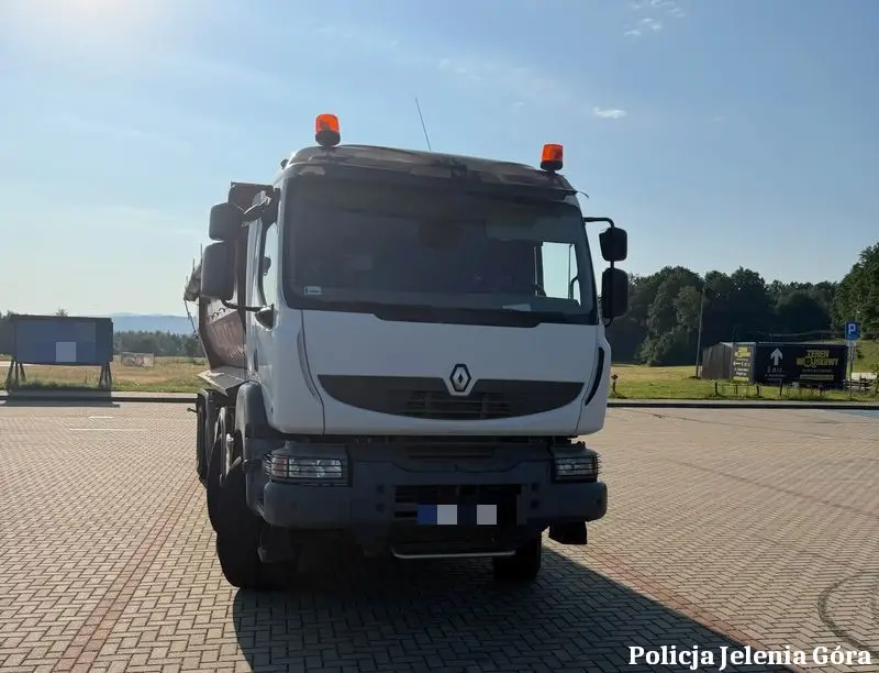 Policja zatrzymała niesprawną ciężarówkę i ukarała kierowcę