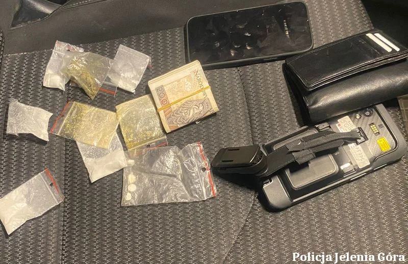 Zatrzymanie 50-latka z narkotykami w Jeleniej Górze po zgłoszeniu o alkoholu w samochodzie