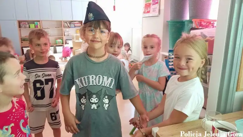Policjantka edukuje przedszkolaków o bezpieczeństwie podczas wakacji i powrotu do szkoły