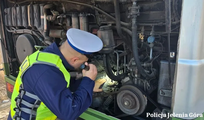 Jeleniogórska drogówka zapewnia bezpieczeństwo dzieci podczas wyjazdów szkolnych