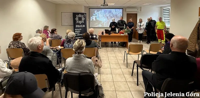Edukacja seniorów na temat bezpieczeństwa – szkolenie z udziałem policji, DORD, ZUS i ratowników medycznych