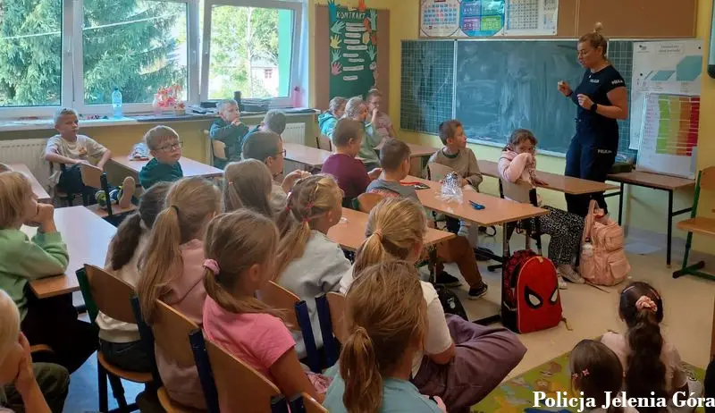 Policjanci omawiali z uczniami kwestie bezpieczeństwa w drodze do szkoły