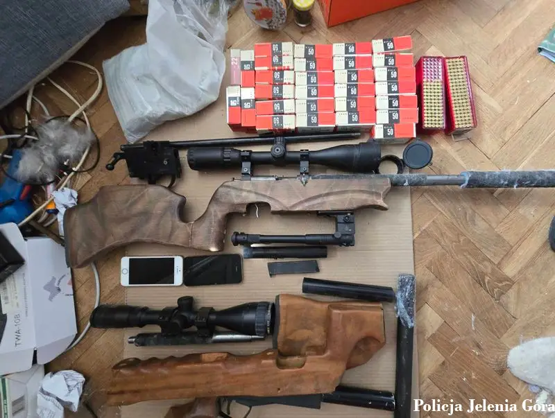 Zatrzymanie 51-latka z Jeleniej Góry. Zabezpieczono 1,5 kg narkotyków i nielegalną broń