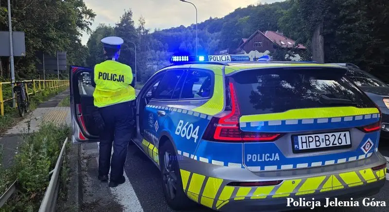 Zwiększone działania policji na drogach: Wyeliminowano osiem nietrzeźwych kierowców, wypadki z udziałem rowerzystów i potrącenie przez pociąg