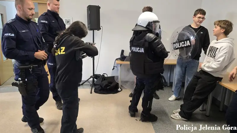 Młodzież zapoznaje się z pracą policji podczas Festiwalu Kryminalnego