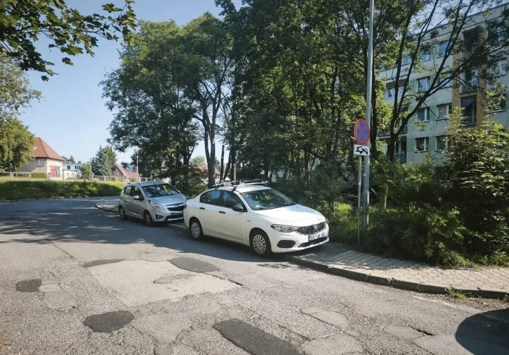 Nieprawidłowe parkowanie: przykłady z ulicy Paderewskiego