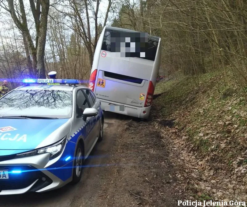 Autobus z dziećmi w rowie – szybka interwencja służb i apel o bezpieczeństwo na drogach